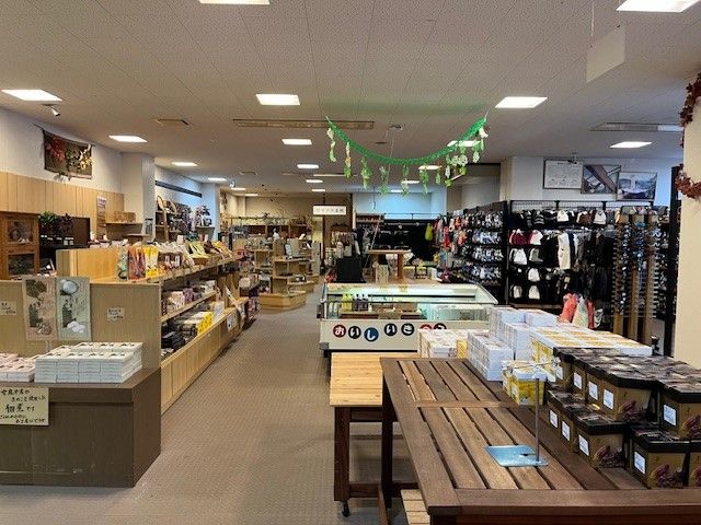 お土産売り場でのお仕事も有ります！色々なスキルが身につきますね！