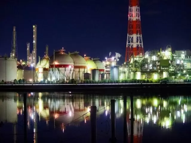 今や夜景の定番スポットの「四日市コンビナート」
