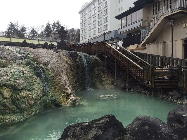 町の中心地には草津の源泉がふつふつ湧いている「湯畑」が有ります。