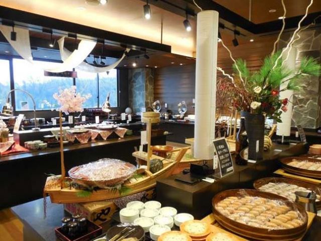 ビュッフェスタイルの食事会場♪