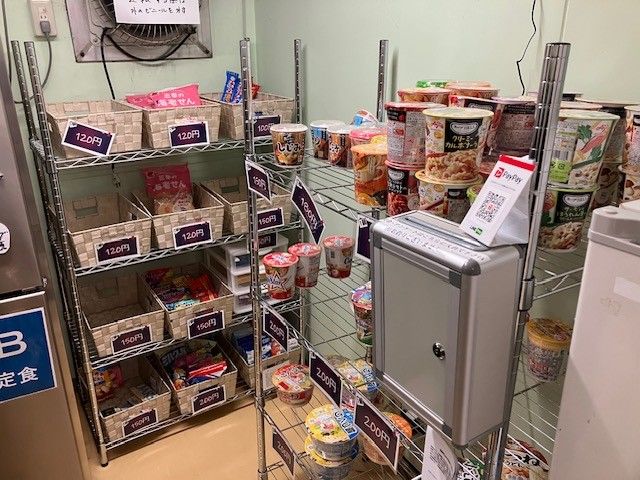 食堂には無人販売所もあるので小腹が空いたらおやつタイム！？