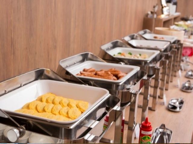 お食事は朝食バイキングを取り置いて召し上がっていただきます。※写真は一例です。