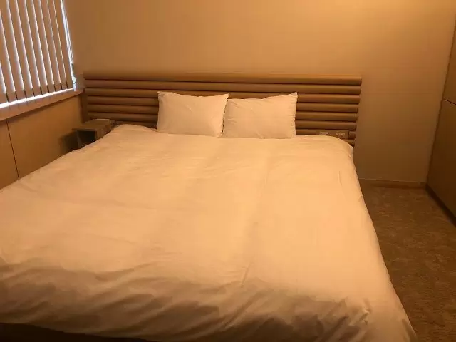 寮はホテルの客室をお借りします！ひろ～いベッドでゆっくり休めますよ♪