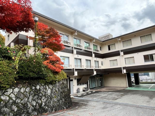 元宿泊施設が寮!!客室だったところがお部屋です。
寮内のお風呂も温泉です♪