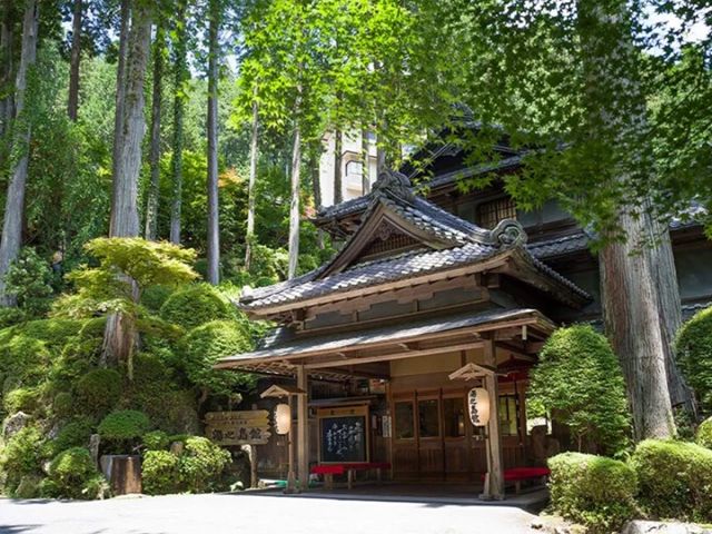 国登録有形文化財の宿で働く。
英語力が活かせる人間関係◎のお仕事です。