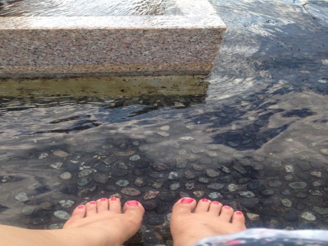 周辺には足湯もあり！！そして館内の温泉も利用OK！温泉効果で美肌になれます♪