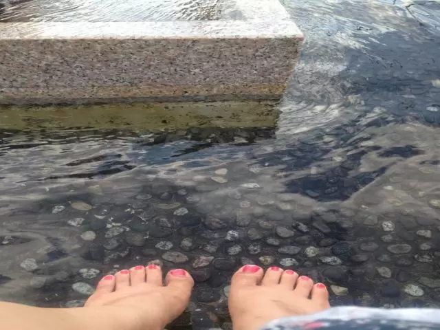 周辺には足湯もあり！！そして館内の温泉も利用OK！温泉効果で美肌になれます♪