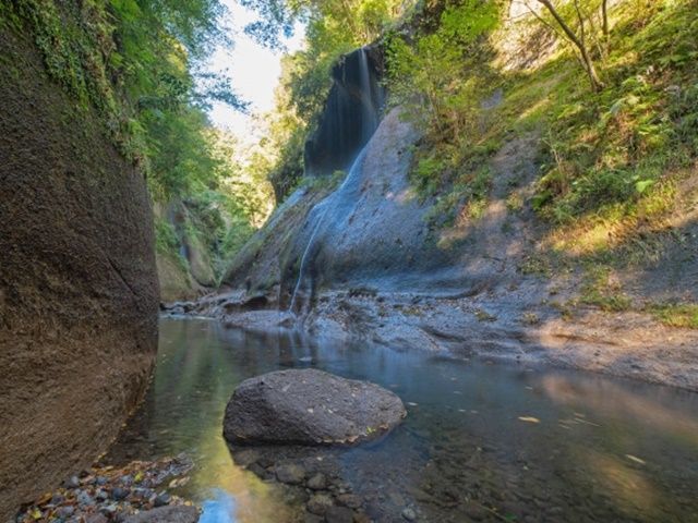 観光と自然の共存。こちらの写真は由布川峡谷。滝が糸のように流れ落ちる岩肌は芸術作品。