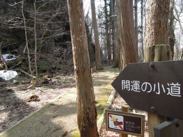 幸せになれる小道発見！
十和田湖畔には遊歩道が設置されているのでブラブラには最適♪