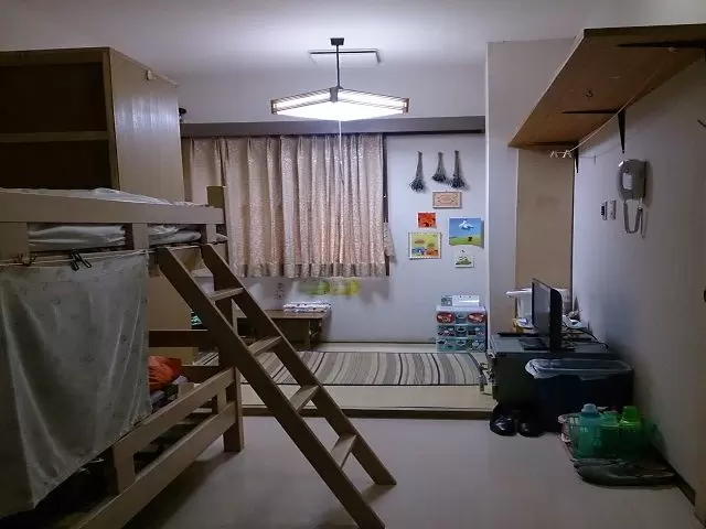 寮内は二段ベットがあり広いお部屋なので相部屋でも快適に過ごせます！