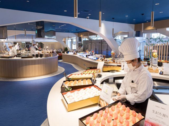 ライブキッチンの様子＊　青基調なのがおしゃれです♪お食事も同じバイキングを召し上がれ好評！