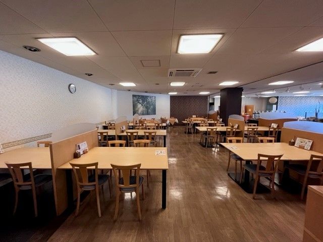 職場のレストラン会場はこんな感じです。
社員の方が優しくお仕事を教えてくれます！