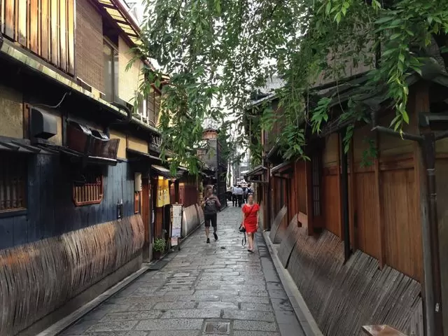 京都市街地まではバスで50分程、目の前にバス停があり便利。
