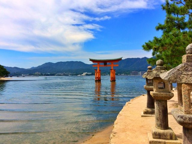 満潮時の厳島神社大鳥居☆国の重要文化財にもなっており圧巻です！