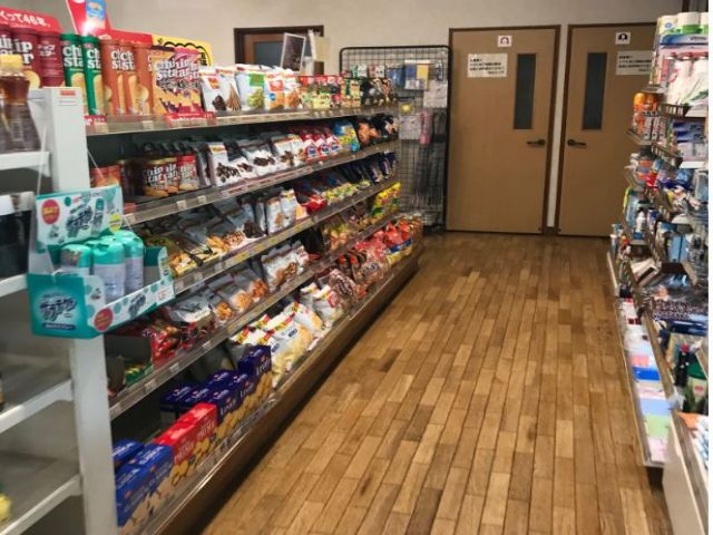 敷地内に売店ございます。品ぞろい豊富です！！