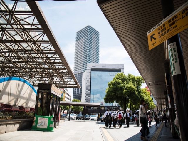 宮島口から路面電車に乗れば広島の中心地まで移動できます。原爆ドームもその近くにありますよ。