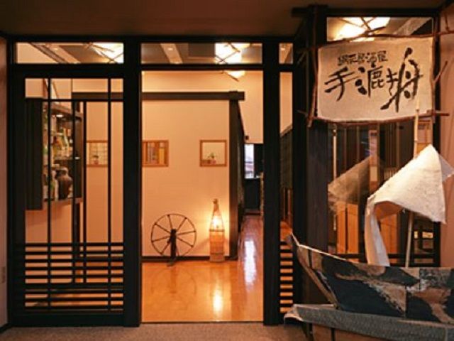 居酒屋風のお食事処での接客になります♪