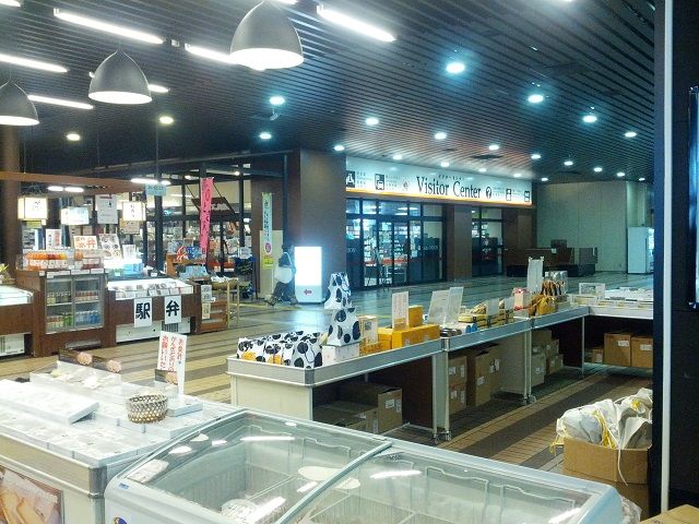 こちらは越後湯沢駅構内の写真です。お土産物がぎっしりです。