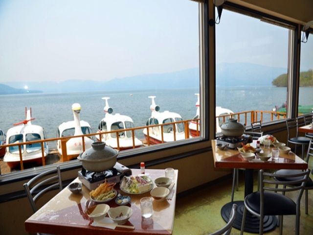 壮大な屈斜路湖を臨むレストハウスでのお仕事です