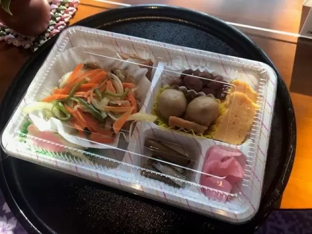 御飯は仕出し弁当支給。白米やお味噌汁は別で貰えます。勤務日の3食支給が嬉しい。