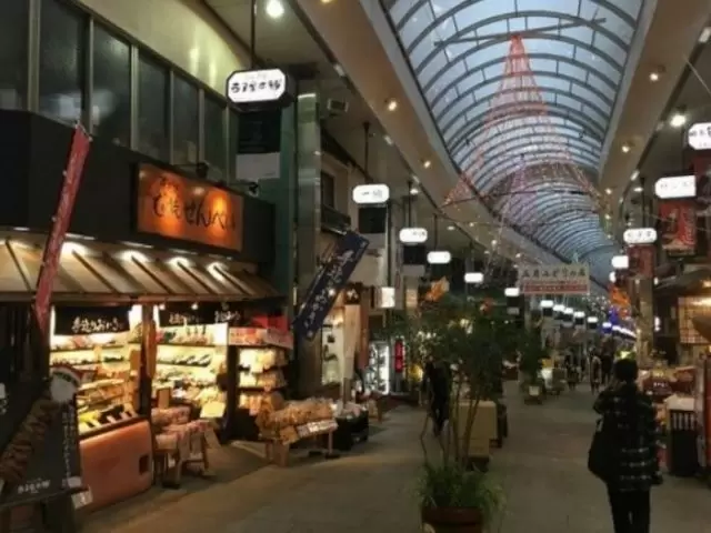 駅だけでなく、商店街の活気も負けておりません。地の名産のお土産店が多数並びます☆