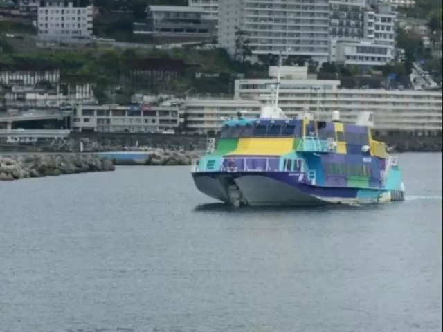 熱海港から大島行き、初島行きの船が出ております。お休みで気分転換で離島めぐりはいかが？