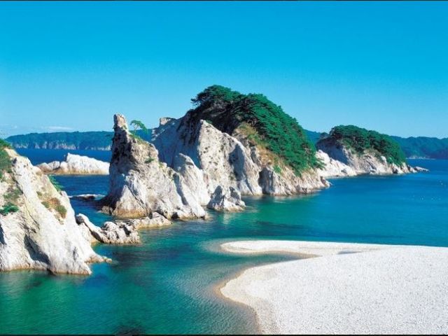 透き通った海とリアス式海岸は絶景です☆