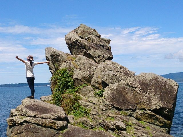 佐渡の珍スポット！人面岩。一番上の岩が人の形に見えるからそういわれております。