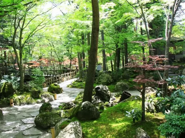 ホテルの日本庭園☆四季の移ろいを肌で感じる見事な眺望が魅力☆休日は散策しながら一休み♪