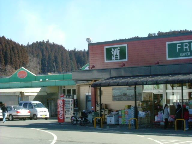 隣町にはコンビニ、スーパー等しっかり揃ってますよ！