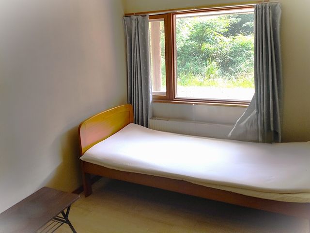 寮は職場から徒歩圏内！約6畳のお部屋です！スキー用具などの置き場にも困りません！