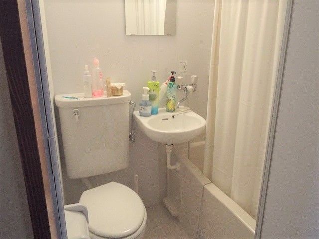 部屋内にはトイレお風呂も完備!!ワンルームタイプなので寮にこだわりのある方でも満足★☆