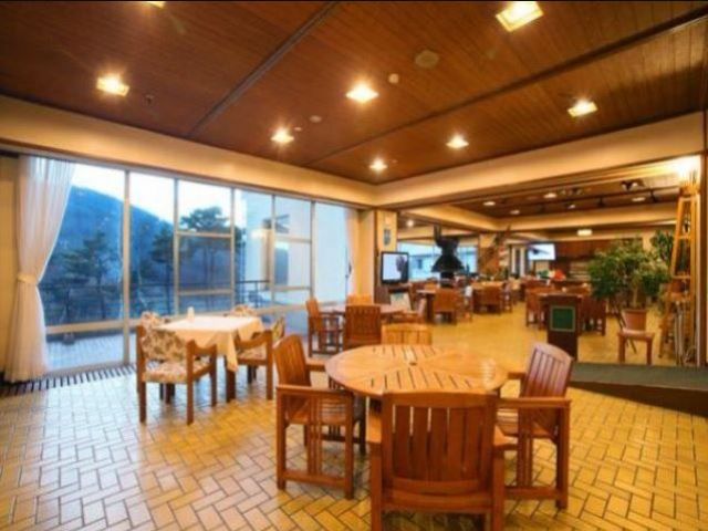 木を基調とした暖かみのあるロビー♪ボードで冷えた体を優しく癒す☆