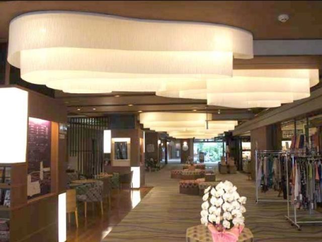 夜になると玄関口からフロアに抜けていく電灯が、何とも言えない雰囲気です☆
