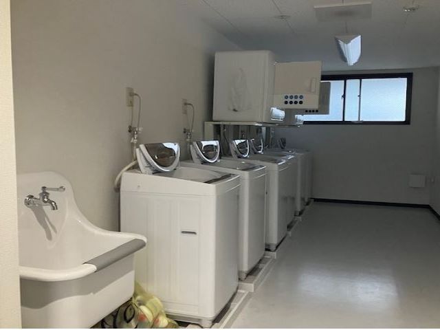 洗濯機は共有スペースで使用して頂きます。乾燥機も無料です。