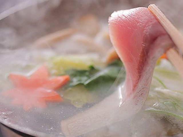 女性は本式、男性は作務衣を着て勤務！
懐石料理を提供です！