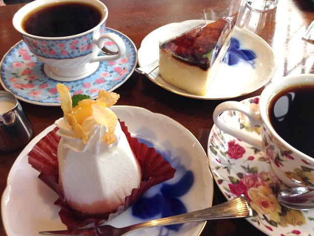 温泉街の喫茶店、モンブランが美味しいです。
コンビニも近く、最低限の生活はできます！