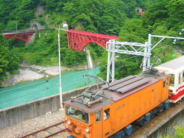 日本一深いⅤ字峡谷を走るトロッコ電車☆★
断崖や自然を楽しめます!!