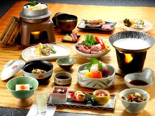 主にお食事の提供に携わって頂きます。