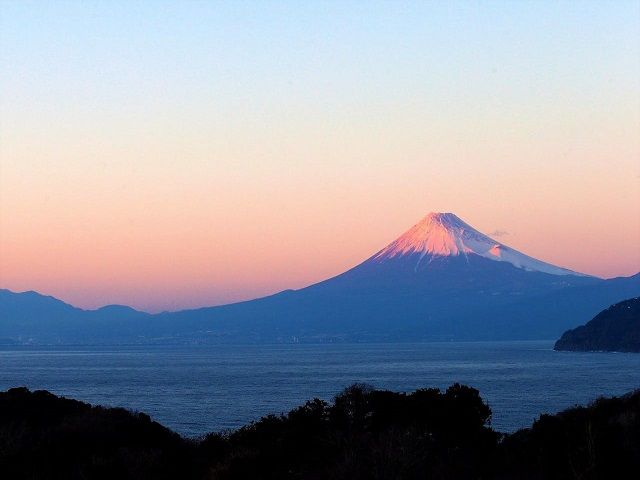 駿河湾の向こうに見える夕陽に染まる富士山は絶景です