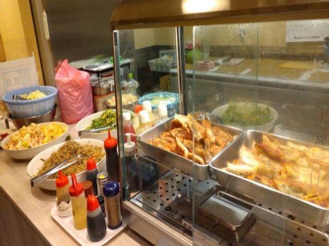 従業員食堂です。メニューは日替わりで美味しいと評判です。