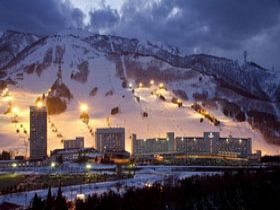 積雪が安定したらナイターも毎日営業！
一人一枚のリフト券で滑ることもできます