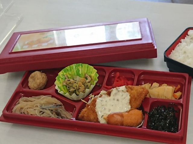 お食事はお弁当を注文して召し上がる事も出来ます。美味しいと評判★
