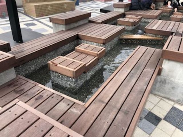 駅前には足湯も！送迎バスを待ちながら一息ついてもＯＫ！