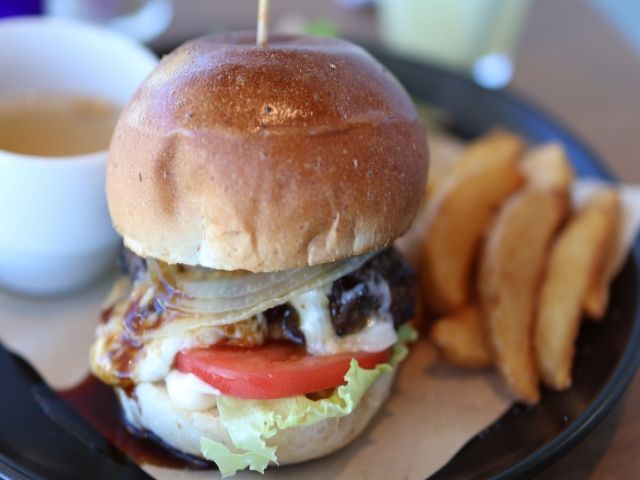 名物「淡路島バーガー」