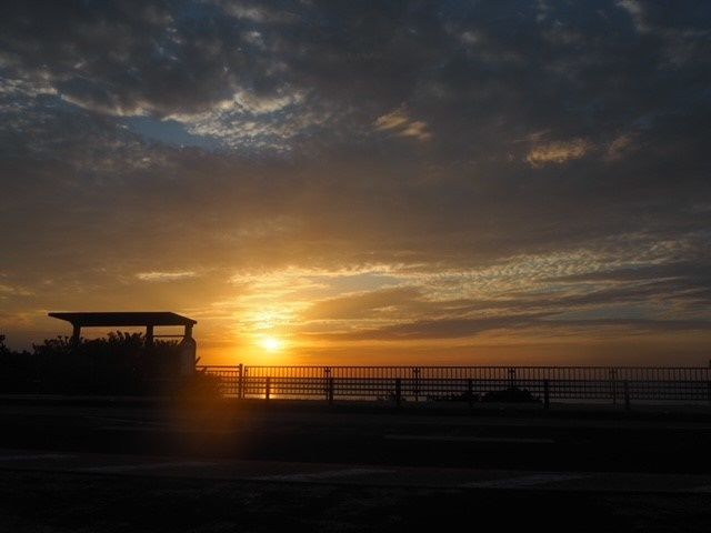職場の目の前がビーチ◎リゾート恩納の青い海とサンセットを独り占め♪