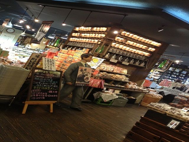 越後湯沢駅構内には沢山のお土産屋さん・飲食店が立ち並びます♪