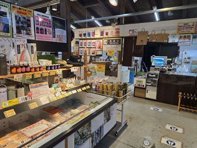 オリジナルグッズ、地元の特産品など豊富な品揃えの店内です！