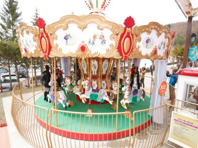 メリーゴーランドでは、皆さんが楽しく乗られてます。