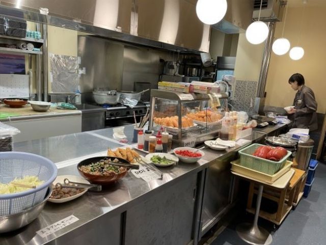 従業員食堂はホテルバックヤードにございます。写真の日はカレーでした。